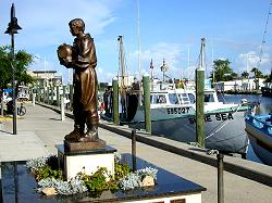 Sponge Docks, diver statue
