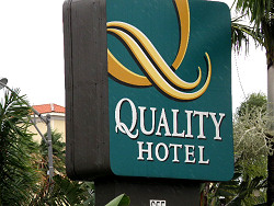 Quality Hotel on the beach sign