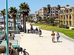 hotels along Pacific Beach walkway