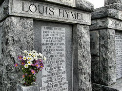 grave with many names