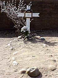 grave with footprints