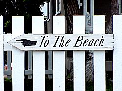 to the beach sign on fence
