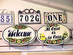 welcome and mis casa es su casa plates on wall
