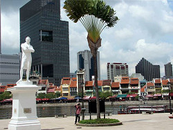 downtown Singapore statue